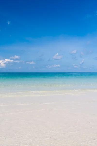 Hermosa playa y cielo azul en tailandia vertical —  Fotos de Stock