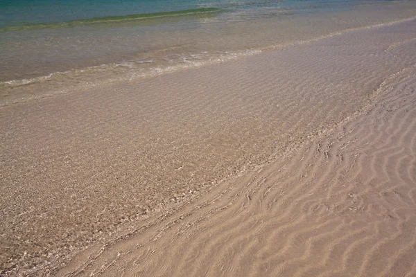 ビーチの背景に透明な海の水の波紋 — ストック写真