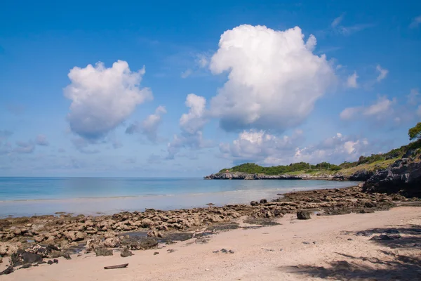 タイ地平線スタイルの右に、青い空の美しい海岸 — ストック写真