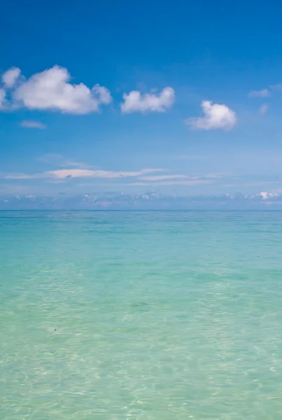 Güzel tüm mavi deniz manzaralı ve gökyüzü Tayland — Stok fotoğraf
