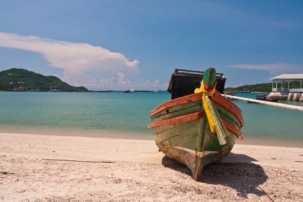 Houten boot op het strand met blauwe hemel van voorzijde — Stockfoto