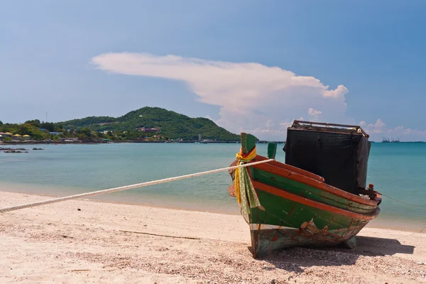 Houten boot op het strand met de blauwe hemel — Stockfoto