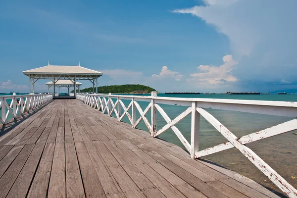 Vita bron i havet med blå himmel lutas till vänster — Stockfoto