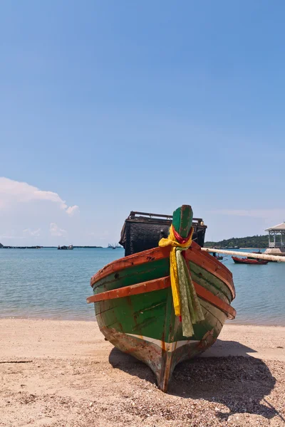 Barco de madera en la playa con cielo azul desde la parte delantera vertical — Foto de Stock