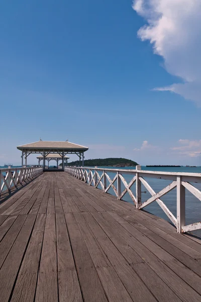 Ponte branca para o mar com o céu azul inclinado para a esquerda vertical — Fotografia de Stock