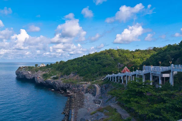 Hermosa costa y cielo azul con el puente en Tailandia equilibrio —  Fotos de Stock