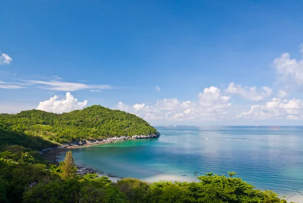 美丽的海岸上左和蓝色天空在泰国地平线样式 — 图库照片