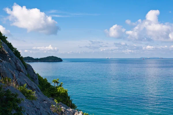 Güzel cliff ve Tayland'ın mavi gökyüzünde — Stok fotoğraf