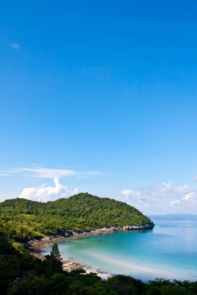 タイで左に、青い空の美しい海岸 — ストック写真