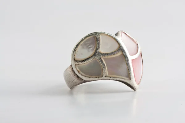 Szív alakú gyűrű, fehér alapon, rögtön szembe — Stock Fotó