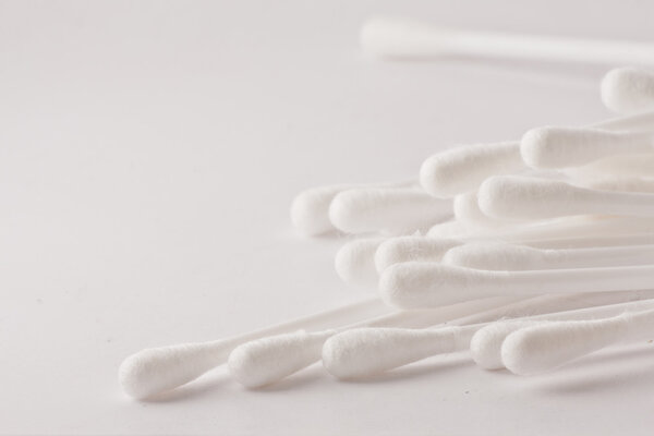 Группа хлопковых палочек пространство слева
