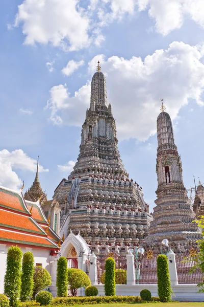 Összességében a pagodák, a wat arun fehér — Stock Fotó
