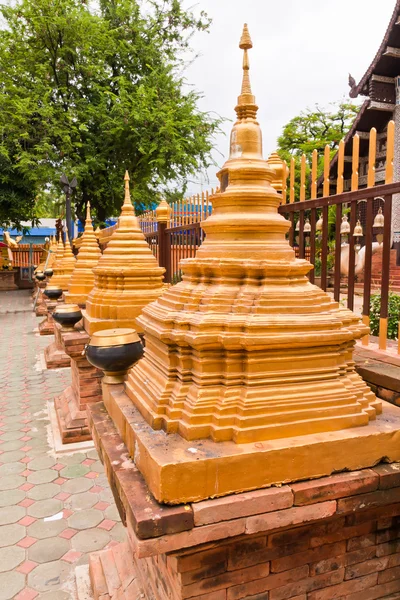 Modèle de pagodes dorées en rangée — Photo