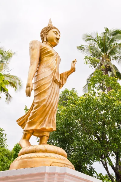 Золотая ходячая статуя Будды — стоковое фото
