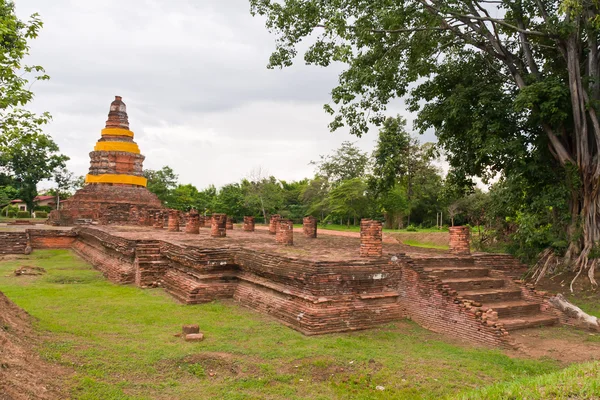 Ruiny cegły pagoda w chiang mai, pochylony — Zdjęcie stockowe