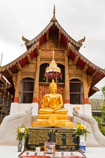 Estátua de Buda na frente da igreja — Fotografia de Stock