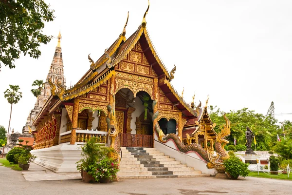 Chuch estilo tailandês do norte de Wat chadi liam inclinado — Fotografia de Stock