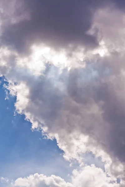 Солнечный луч между облаками вертикальный — стоковое фото