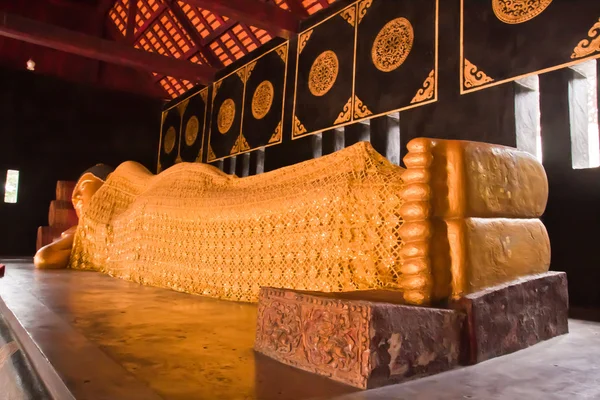 Лежащая статуя Будды в Чиангмае с ног — стоковое фото