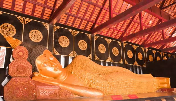 Liggende Boeddha standbeeld in chiang mai van hoofd — Stockfoto
