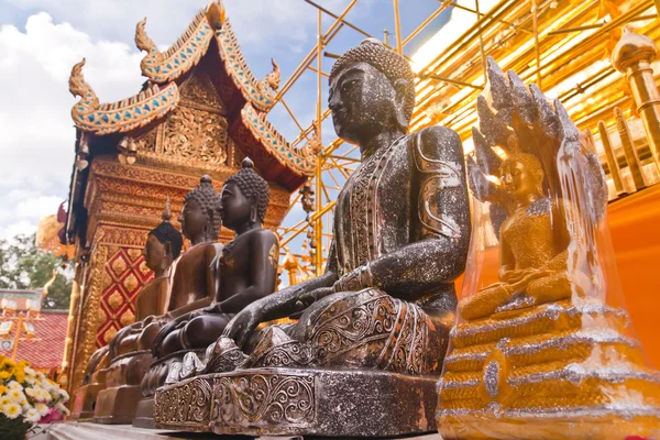 Złoty Budda różnych postaci innych — Zdjęcie stockowe