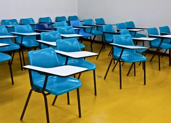 Leerer Raum mit vielen Sesseln — Stockfoto