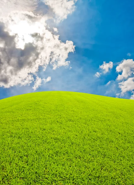 Gröna kulle och bkue himmel — Stockfoto