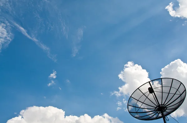 Receptor de satélite apuntando hacia el cielo azul —  Fotos de Stock