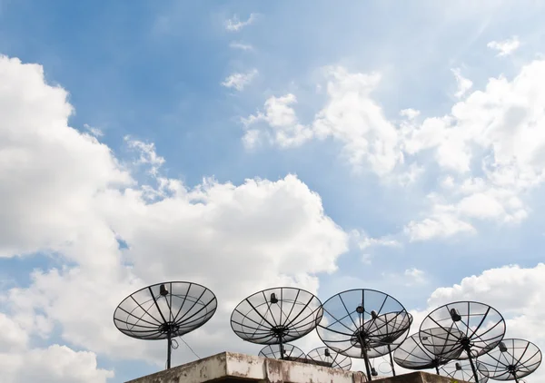 Satellite receiver pointing into blue sky — Stock Photo, Image