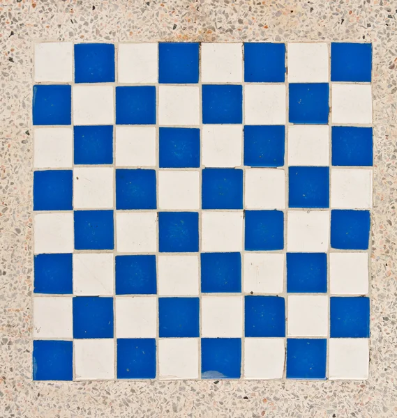 Białe i niebieskie płytki szachownica — Zdjęcie stockowe