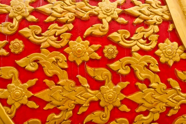 Золотая стена в стиле тай — стоковое фото
