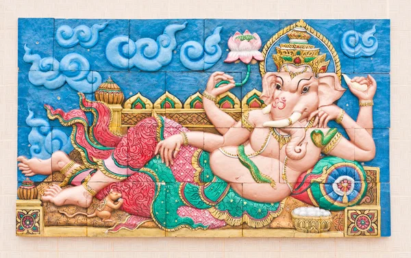Liegende Ganesh-Betonschnitzerei — Stockfoto