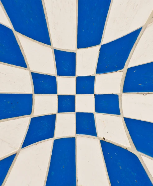 Branco e azul azulejo xadrez explosão para fora — Fotografia de Stock