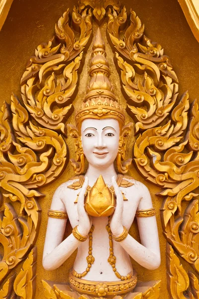 仏教寺院の表面の装飾の天使 — ストック写真