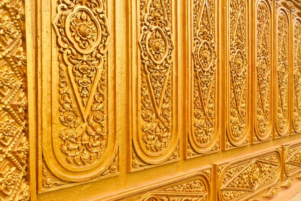 Gouden Thaise patroon close-up gekanteld uit — Stockfoto