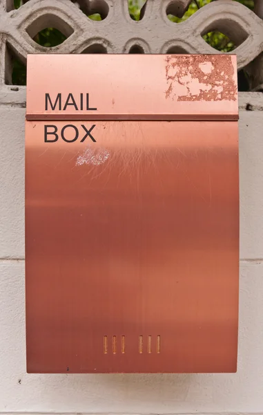 Помаранчева коричнева металева поштова скринька на стіні — стокове фото