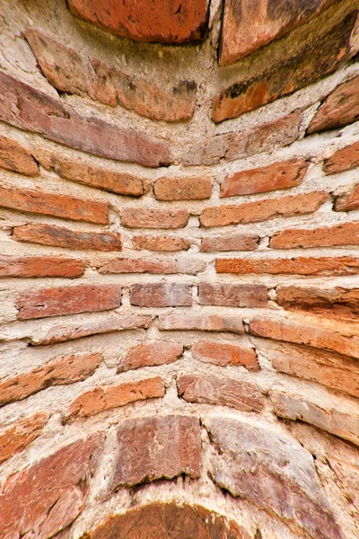 Very dirty brick wall vertical blast out — Stock Photo, Image