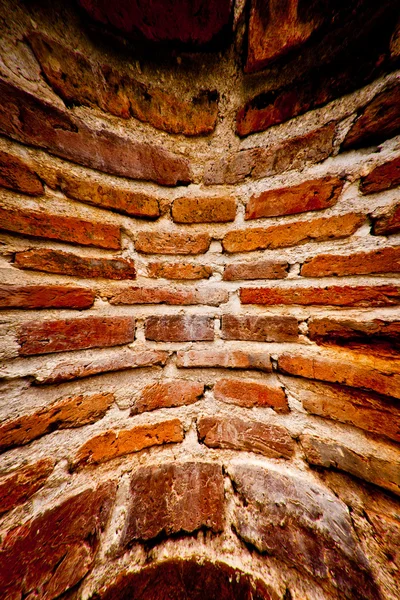 Zeer vuile bakstenen muur verticale blast uit hoog contrast — Stockfoto