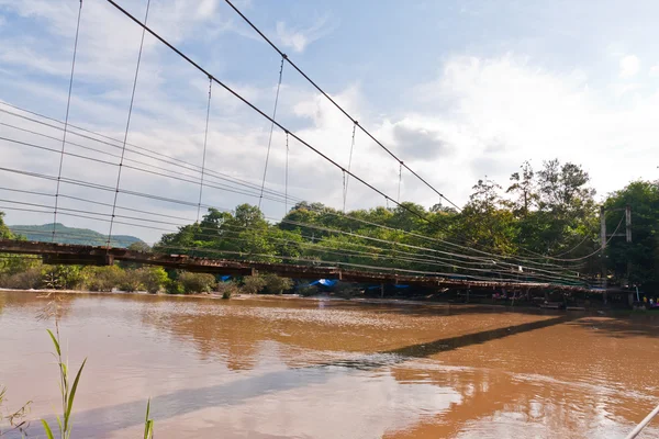 边木制的吊桥 — Stockfoto
