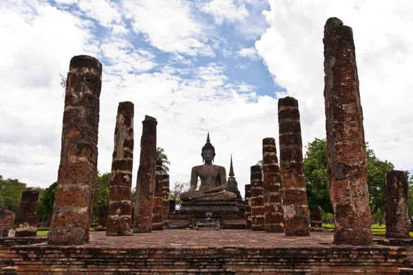 Socha Buddhy mezi sloupy — Stock fotografie