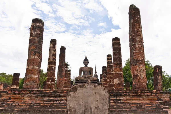 В целом статуя Будды среди столпов — стоковое фото