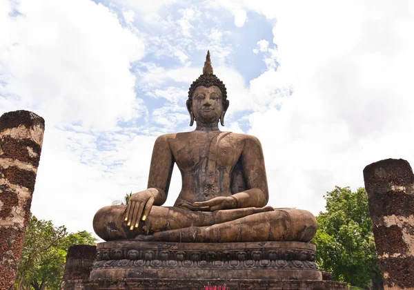Buddha staty mellan pelarna — Stockfoto