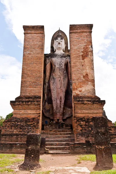 Вертикальная статуя Будды — стоковое фото