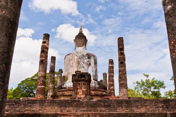 Socha Buddhy mezi sloupy ze zad — Stock fotografie