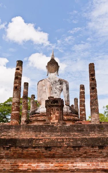 Estatua de Buda entre pilares de lombriz vertical —  Fotos de Stock