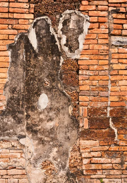 Ruine und alte Ziegelmauer senkrecht — Stockfoto