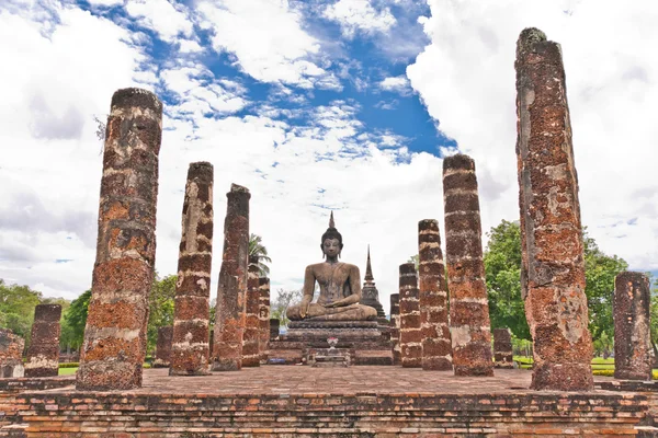Buddha staty bland pelarna — Stockfoto
