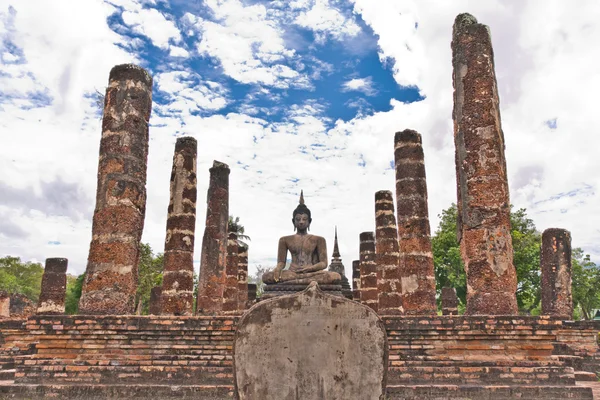 Buddha staty bland pelarna övergripande — Stockfoto