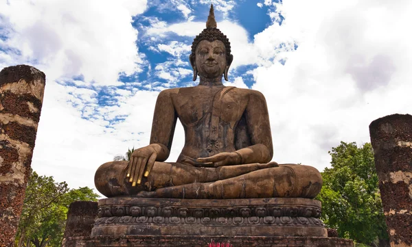 Estatua de Buda entre pilares — Foto de Stock
