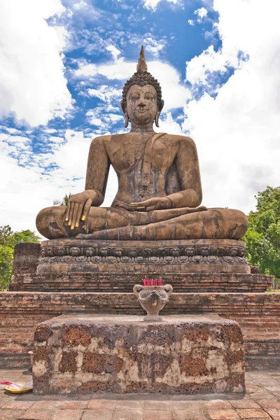Estátua de Buda ruína vertical — Fotografia de Stock
